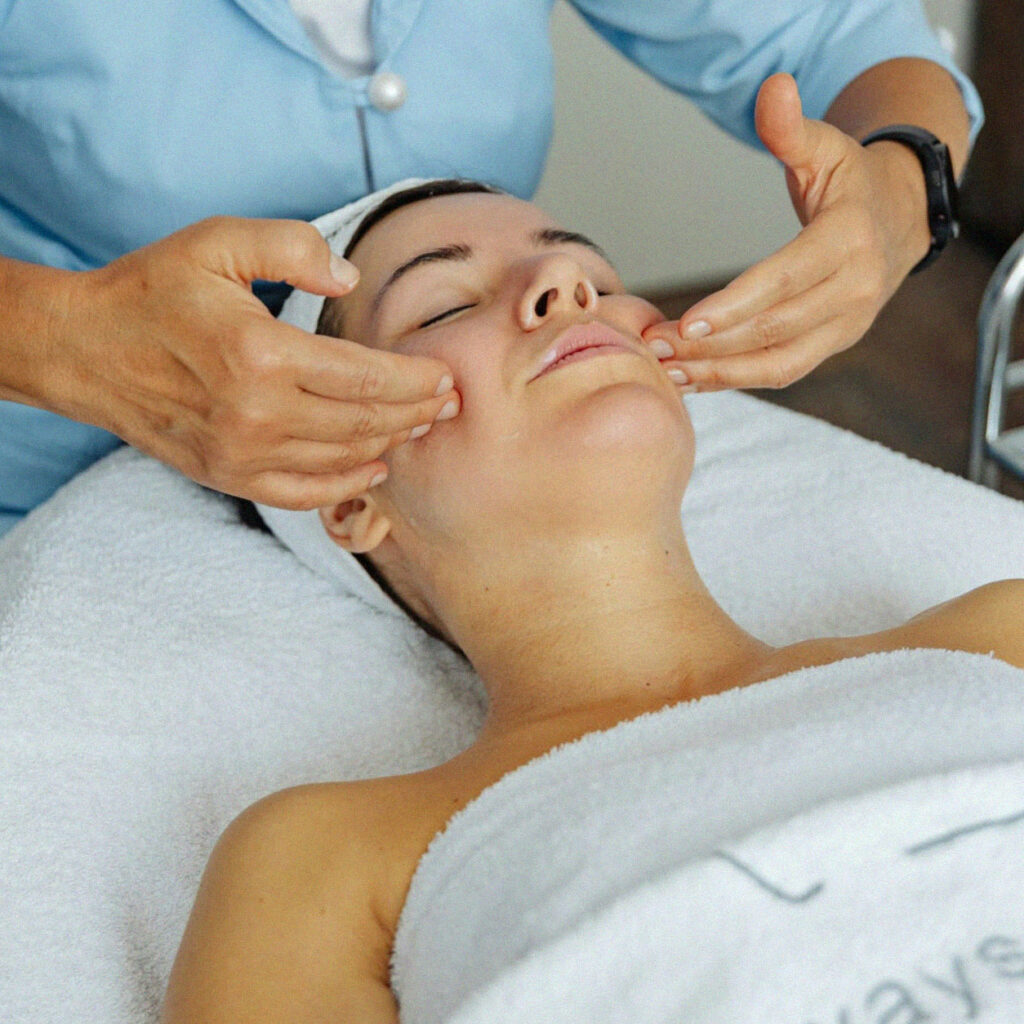Masaj facial holistic cu elemente de Shiatsu